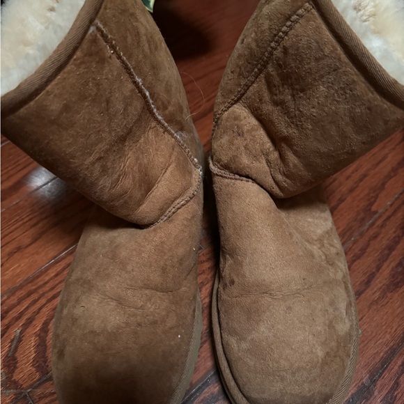 Flawed Ugg boot. But if folded down can’t see flaw otherwise great shape - Picture 2 of 6